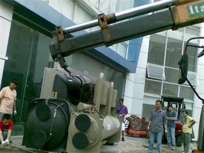 武都区随车吊和汽车吊的核心区别是什么？哪种更省钱？