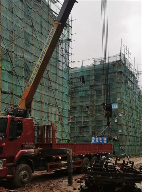 武都区“慢工细活”—— 吊车的 “微动控制” 技术